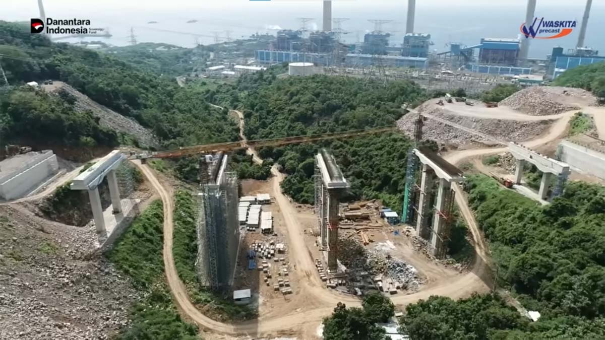 Pembangunan jembatan Tol Probowangi di dekat PLTU Paiton Probolinggo.