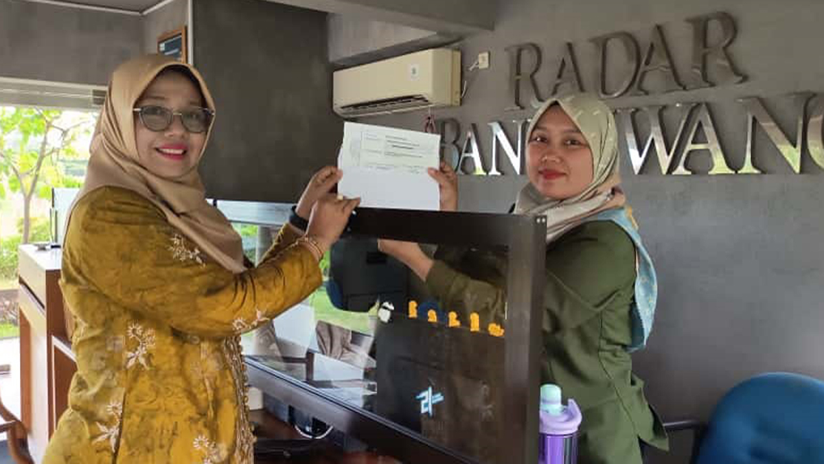 DAFTAR LANGSUNG: Herny Nilawati menyerahkan data guru dan siswa yang akan mengikuti lomba Liga Puisi #4 kepada panitia di kantor JP-RaBa.