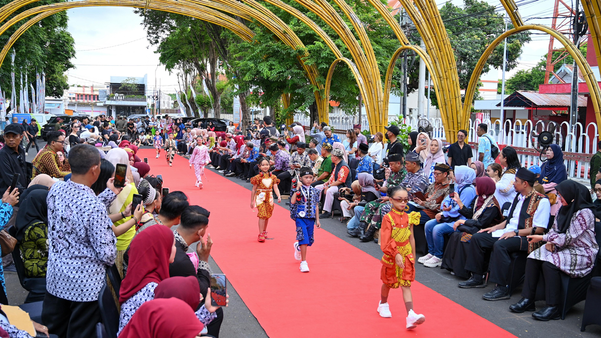 Deretan model cilik tampil memukau dalam gelaran Banyuwangi Batik Fashion on Pedestrian di lorong bambu depan Gesibu Blambangan, Jumat sore (17/10).