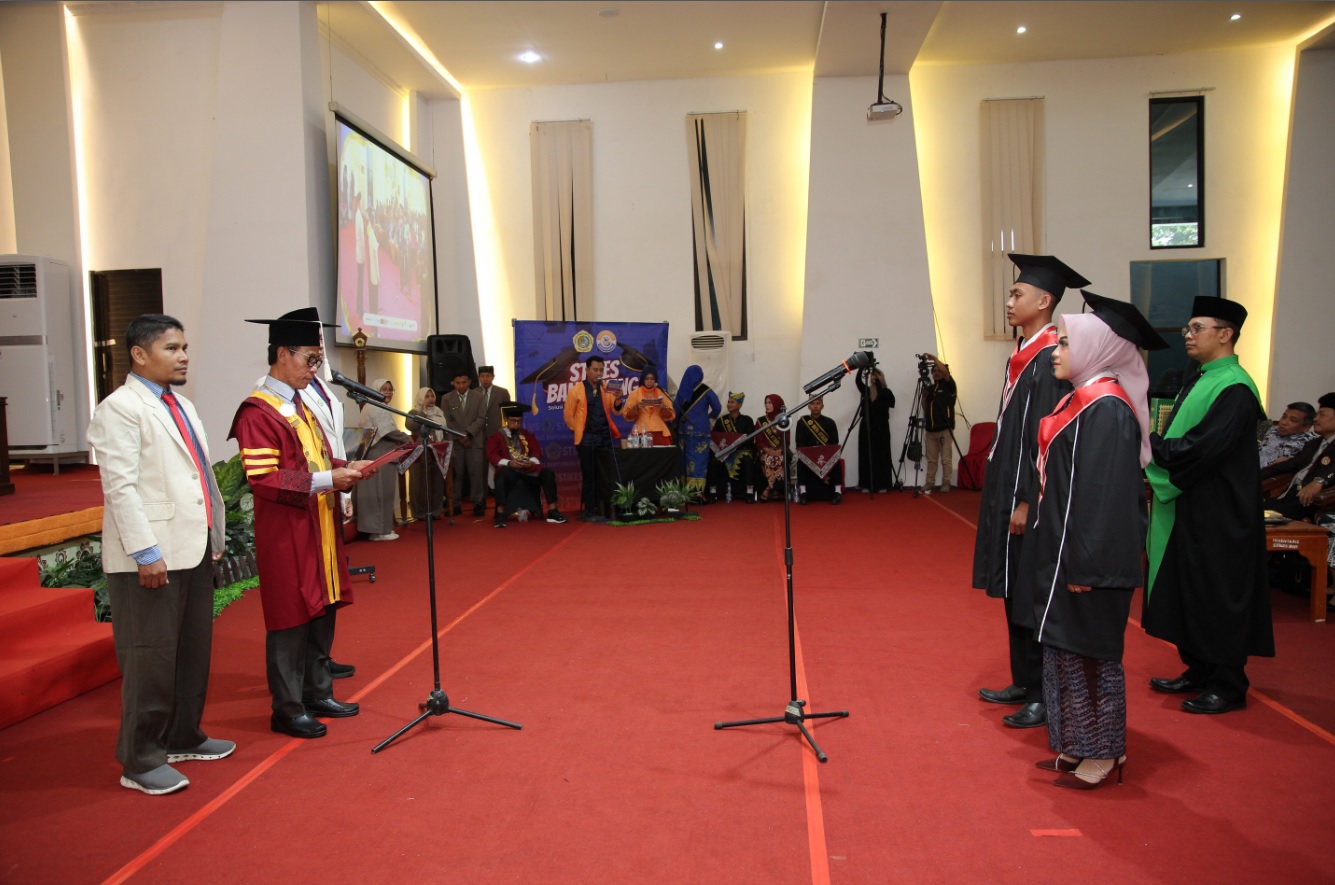 SIAP MENGABDI: Pengambilan Sumpah Janji Wisudawan oleh Ketua Stikes Banyuwangi disaksikan oleh Organisasi Profesi Jawa Timur dan Banyuwangi.