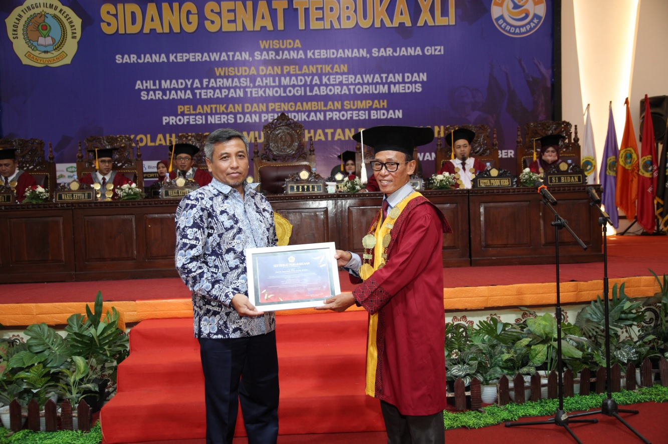 APRESIASI: Penghargaan Stikes Banyuwangi untuk Guru Besar Keperawatan UMM Prof. Dr. Yoyok Bekti, S.Kep., M.Kep.,  Sp.Kom yang telah memberikan Orasi Ilmiah.