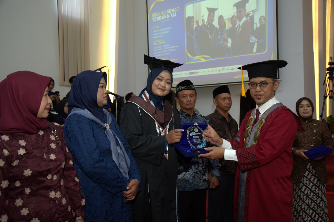 BANGGA: Penyerahan penghargaan kepada mahasiswa berprestasi, baik bidang akademik  maupun non akademik.