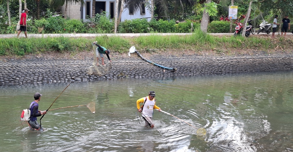 Warga yang mencari ikan di Sungai Pekalen Sampean mulai Desa Karangdoro, Kecamatan Tegalsari.