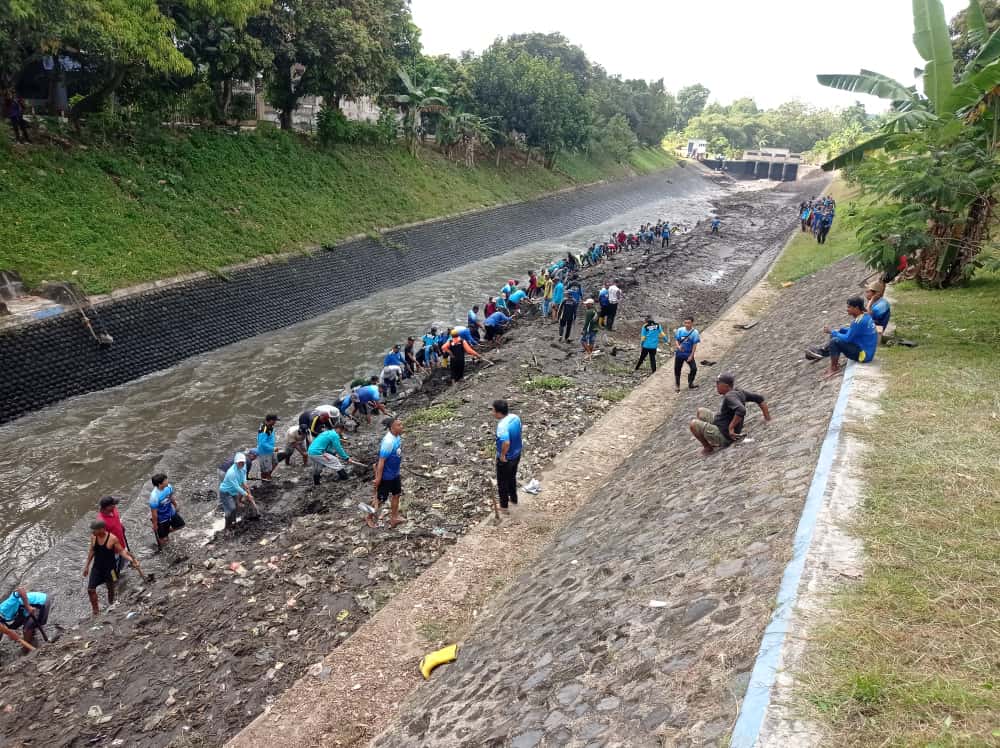 Korsda Cluring, Korsda Bangorejo, dan Korsda Pesanggaran membersihkan sendimen di aliran Dam Karangdoro.