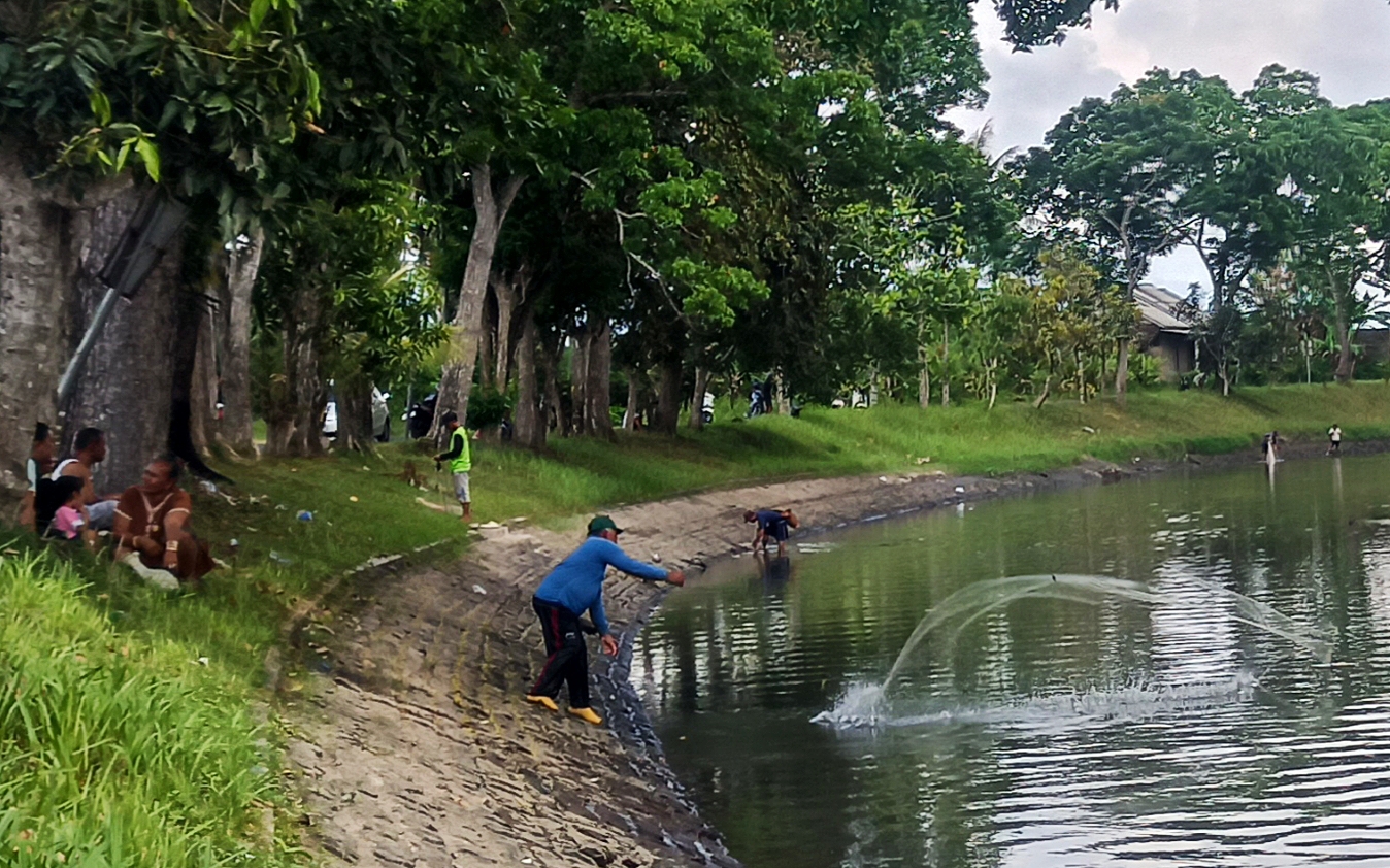 Warga mencari ikan di sepanjang Sungai Pekalen Sampean Dusun Tanjungrejo, Desa Kebondalem, Kecamatan Bangorejo.