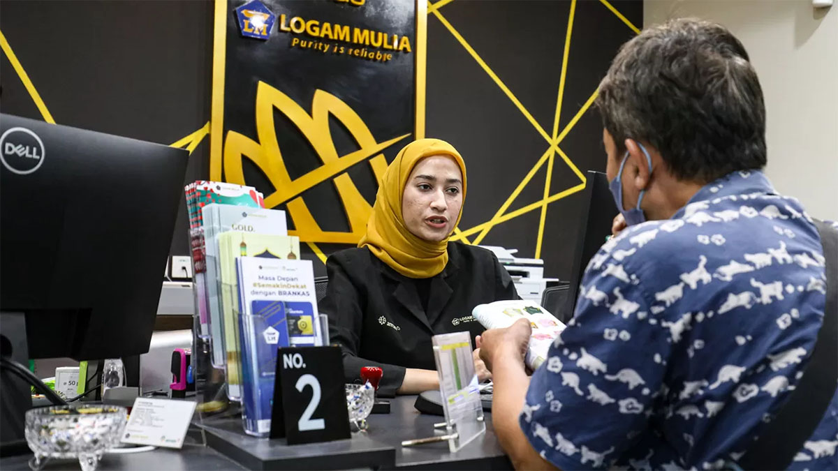 ILUSTRASI petugas melayani warga yang memesan emas Antam di Butik Emas Logam Mulia PT. Aneka Tambang (Antam) di kantor pusat Jalan TB. Simatupang, Jakarta.