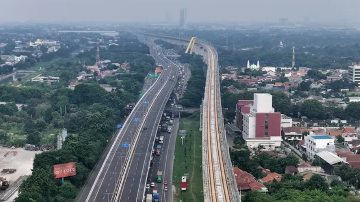 Jalan Layang Sheikh Mohammed Bin Zayed (MBZ) membentang dari Cikunir hingga Karawang Barat.