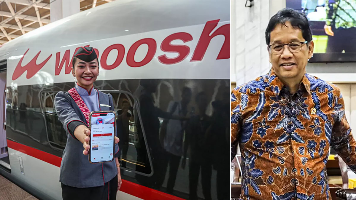 Pramugari menunjukan aplikasi Tiket Whoosh di Stasiun Kereta Cepat Halim, Jakarta. Menteri Keuangan (Menkeu) Purbaya Yudhi Sadewa.