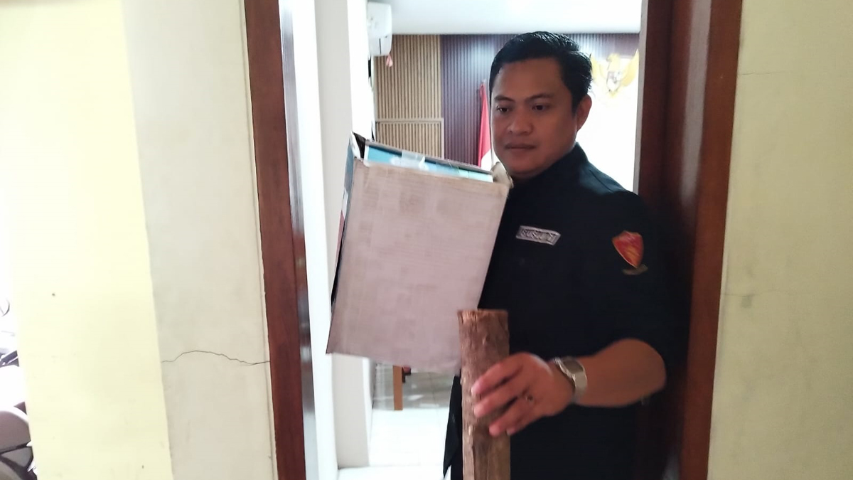 Petugas Kejaksaan Negeri (Kejari) Banyuwangi membawa sejumlah bukti dalam persidangan di PN Banyuwangi, Kamis (16/10).