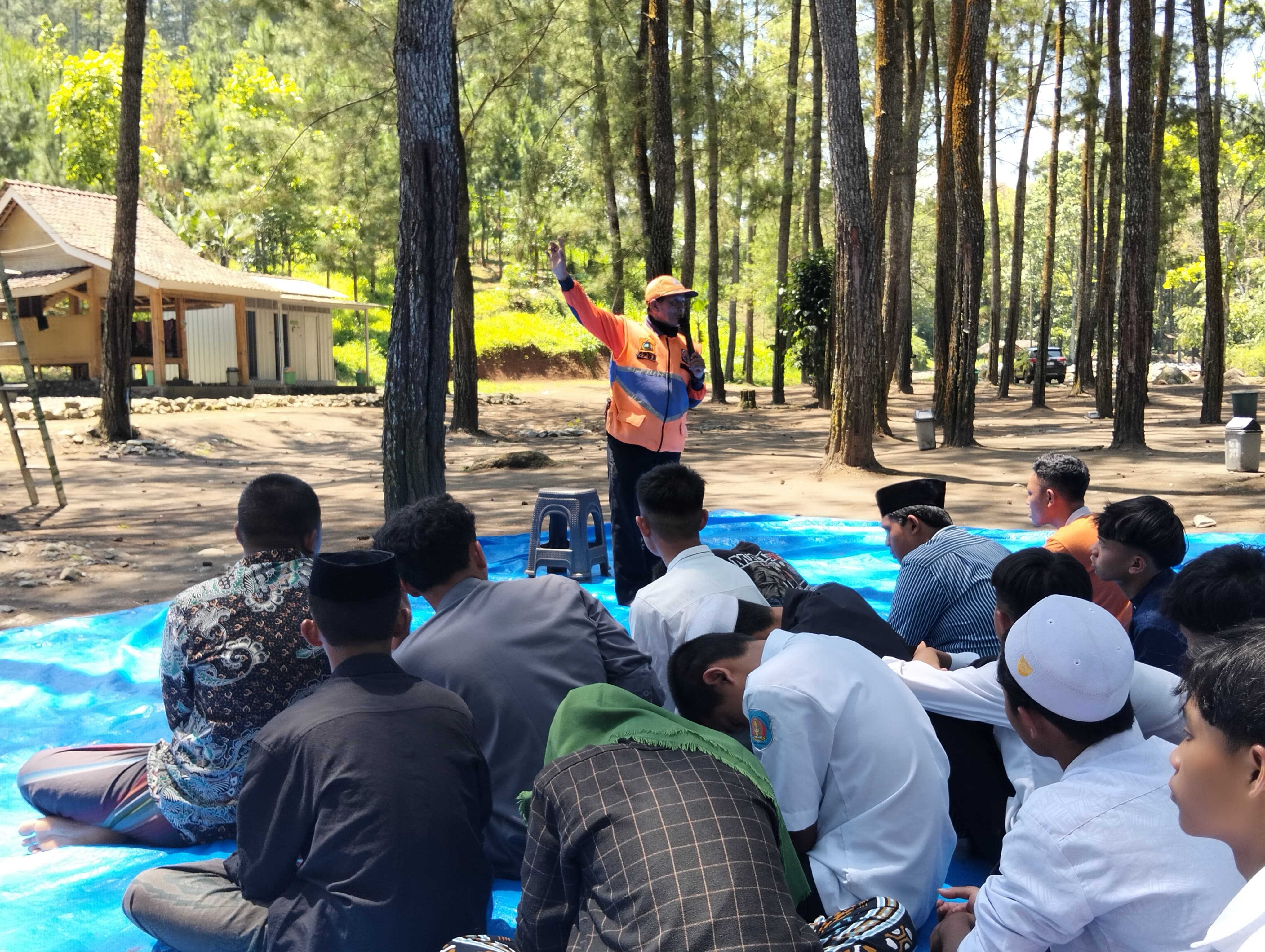 Sosialisasi mitigasi demi memperkuat kesiapsiagaan masyarakat terhadap potensi bencana alam di Gerbang Raung.