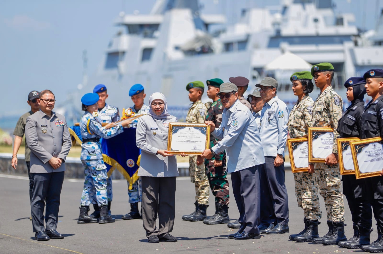 Kepala Smadatara Genteng H Mujib menerima penghargaan dari Gubernur Jawa Timur Khofifah Indar Parawansa di Koarmada II TNI AL di Surabaya.