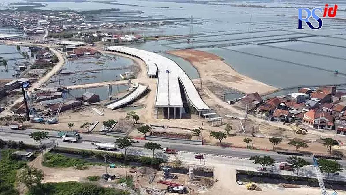 Jalan tol Sidogemah Sayung yang melintasi jalan raya Pantura. Pemerintah siapkan diskon tarif hingga 20 persen selama libur Nataru 2025-2026.