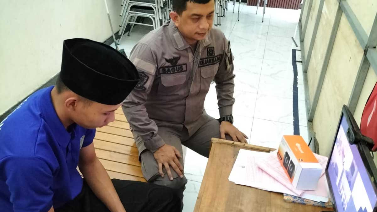 ONLINE: Kuncoro menjalani sidang secara online di Lapas kelas IIA Banyuwangi, Kamis  (16/10).