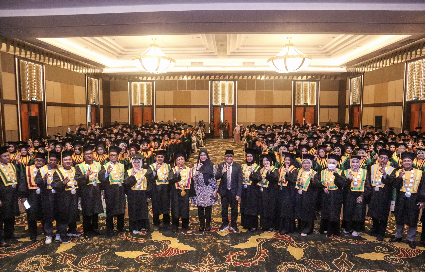 Bupati Banyuwangi Ipuk Fiestiandani bersama ratusan sarjana baru dan jajaran dosen Universitas Ibrahimy Genteng usai wisuda.