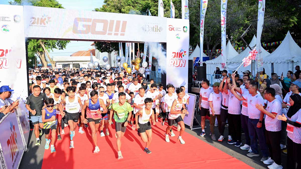 Wabup Mujiono didampingi Kepala OJK Jember Muhammad Mufid melepas peserta BIK Run 2025 di depan Bank Mandiri, kawasan Taman Blambangan, Sabtu (18/10).