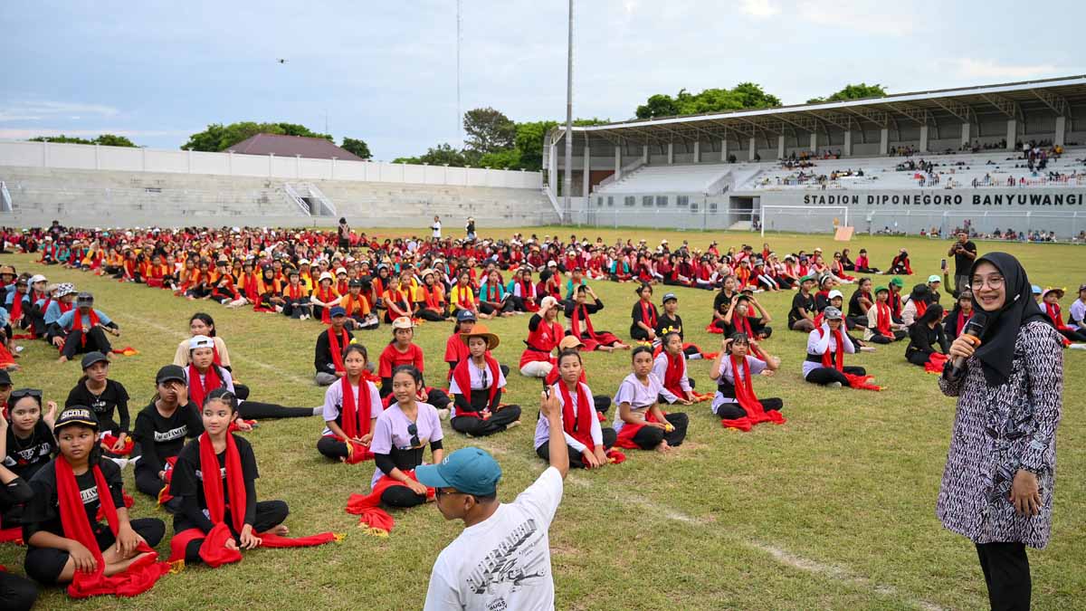 TERHARU: Bupati Ipuk Fiestiandani memberikan semangat kepada ribuan penari dalam sesi latihan terakhir di Stadion Diponegoro, Sabtu sore (18/10).