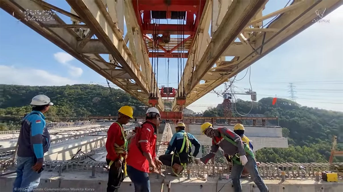 Sejumlah pekerja tengah membangun jembatan di Tol Probowangi di wilayah Besuki Situbondo beberapa waktu lalu.
