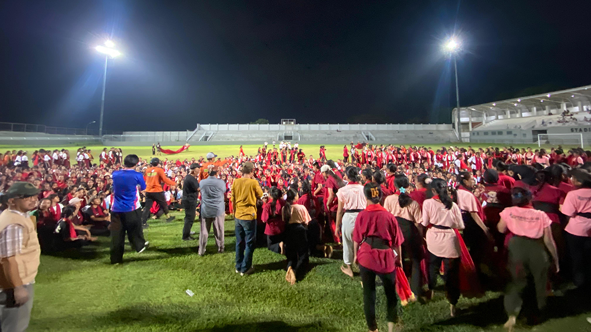 Ribuan penari gandrung mengikuti latihan di Stadion Diponegoro Banyuwangi hingga malam hari, Sabtu (11/10) lalu.