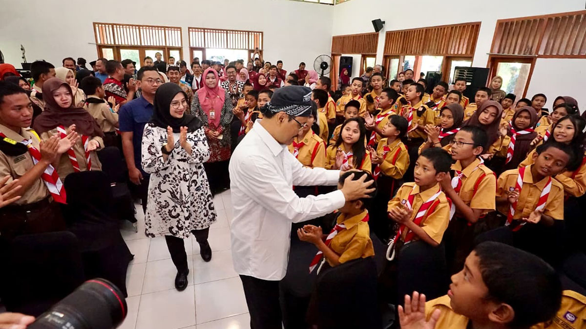 Mensos Gus Ipul dan Bupati Ipuk saat berkunjung ke Sekolah Rakyat Licin Banyuwangi, beberapa waktu lalu.