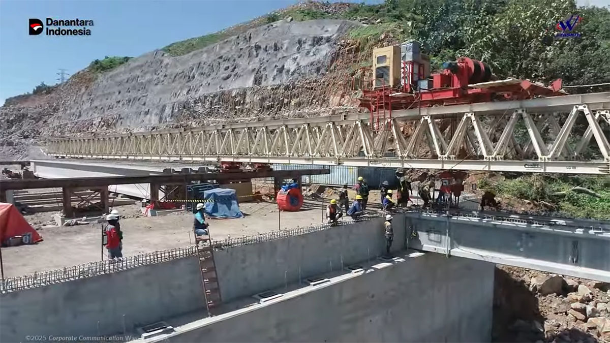 Sejumlah pekerja Tol Probowangi terus mengerjakan proyek strategis nasional tersebut. Ruas Probolinggo-Besuki ditarget beroperasi penuh pada Februari 2026.