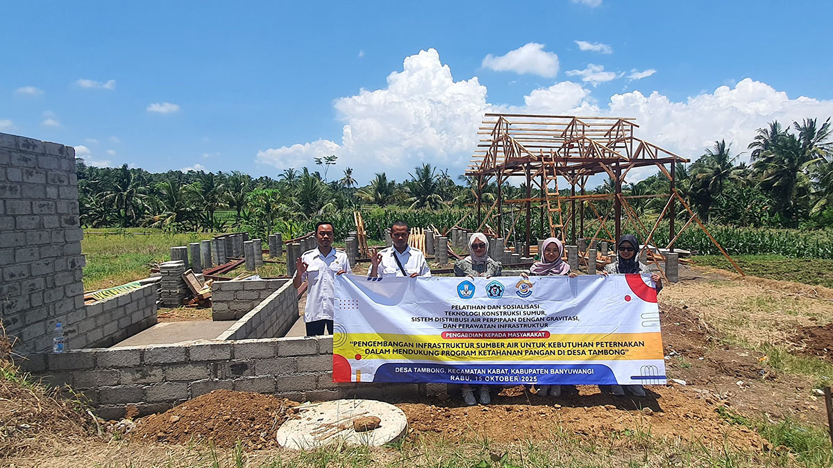 Dosen Jurusan Teknik Sipil Poliwangi bersama warga Desa Tambong memperkuat ketahanan pangan dengan membangun infrastruktur akses air bersih untuk menunjang kebutuhan ternak setempat, Rabu (15/1).