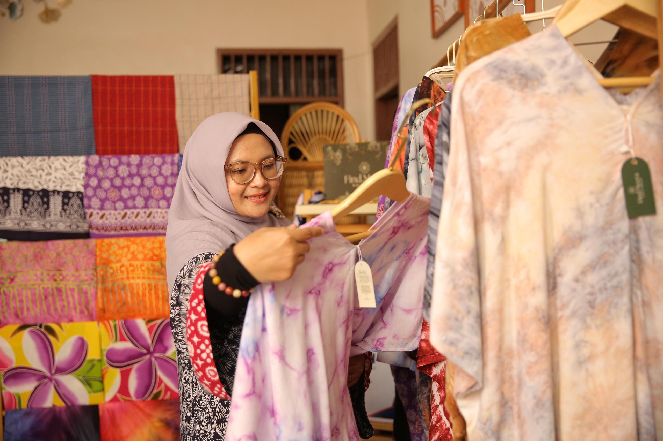 Findmeera ubah daster menjadi simbol elegansi dan pemberdayaan perempuan melalui kolaborasi lokal dan dukungan BRIncubator BRI.