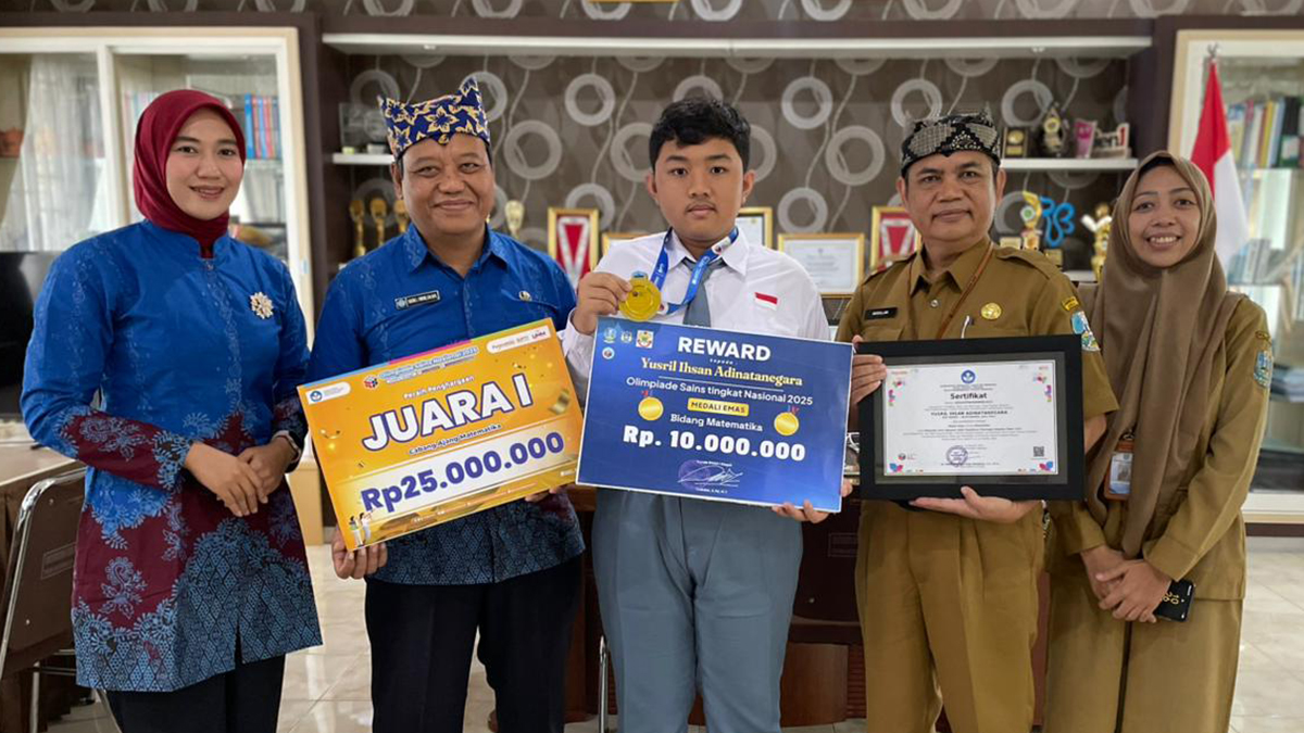 Yusril Ihsan Adinatanegara,siswa peraih medali emas pada Olimpiade Sains Nasional (OSN) tingkat nasional bidang Matematika mendapat reward dari SMAN 1 Glagah dan SMPN 1 Banyuwangi.