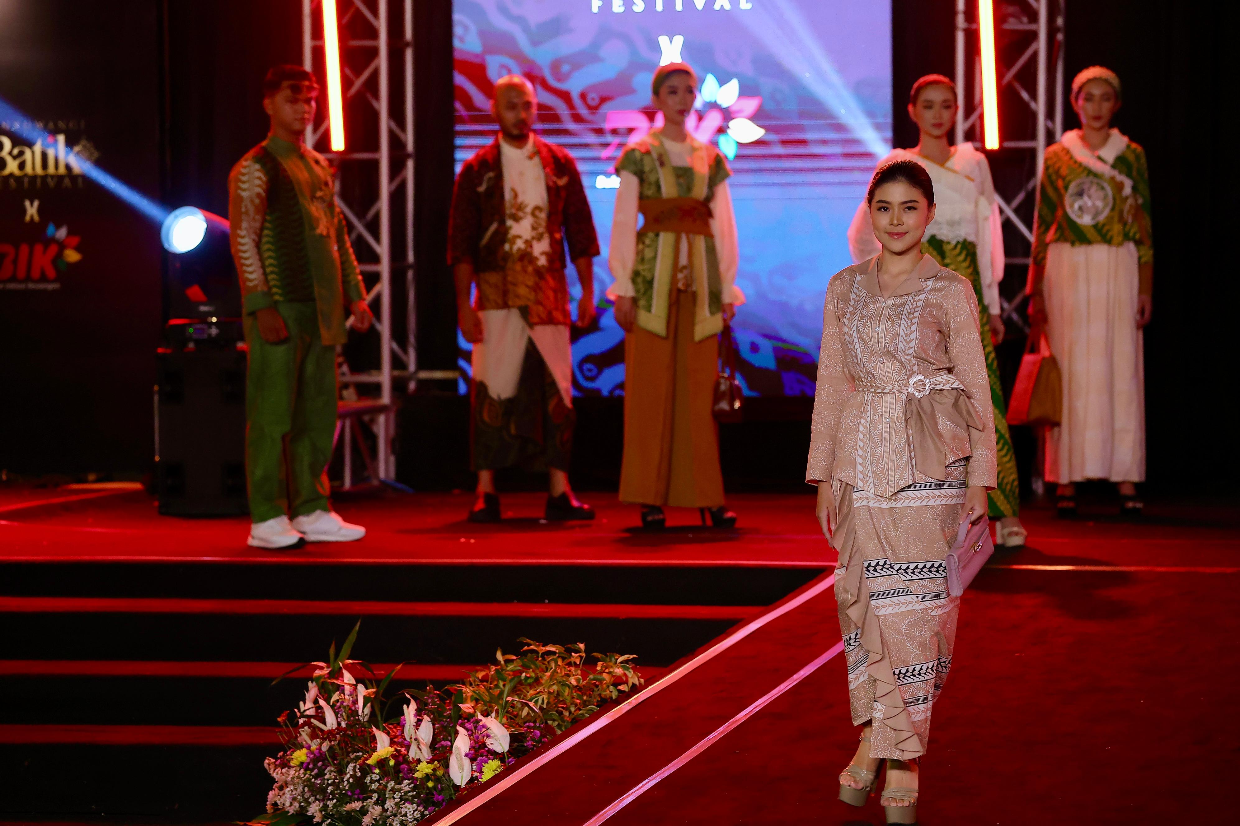 MEMSONA: Model memeragakan batik motif Wader Kesit pada event BFF 2025 di Gesibu Blambangan Sabtu malam (18/10).