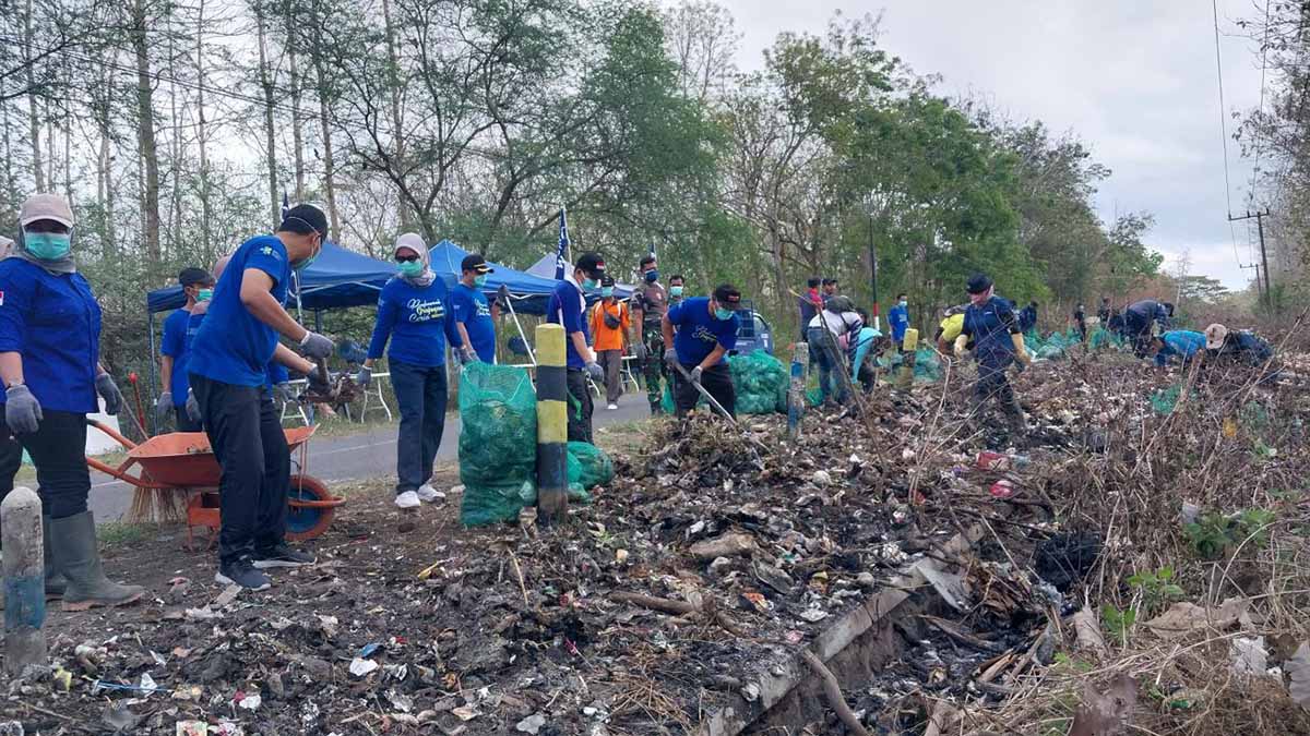 Lintas elemen masyarakat bersama tim Puskesmas Grajagan Banyuwangi kerja bakti membersihkan sampah.
