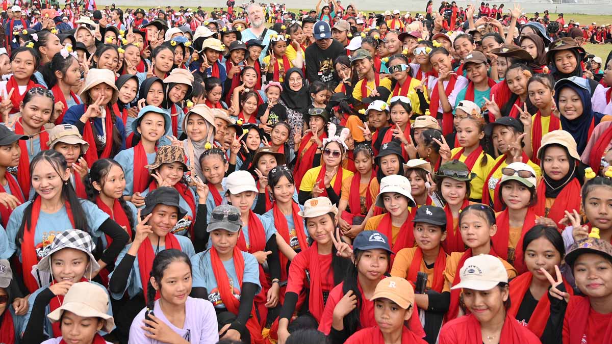 Ribuan penari gandrung foto bersama di Stadion Diponegoro Banyuwangi di sela-sela latihan, Sabtu (18/10).