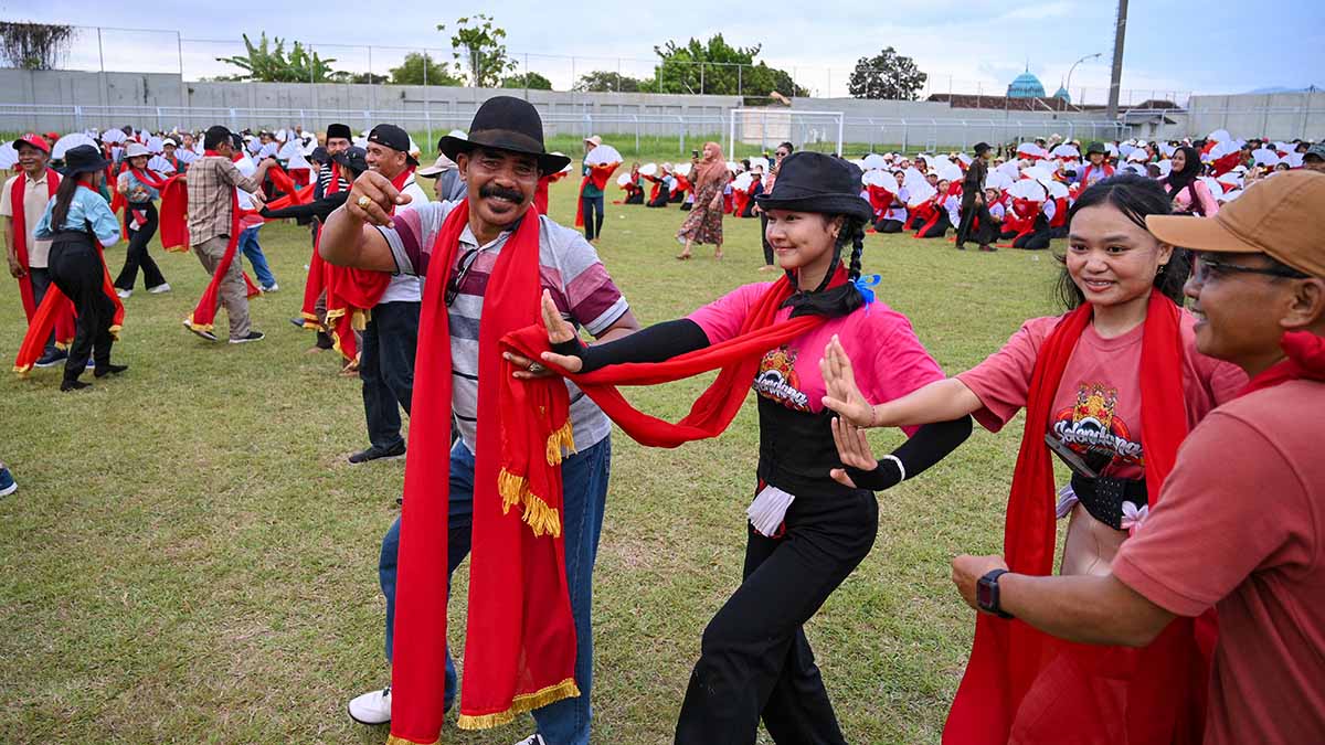 Sejumlah kepala desa mengikuti latihan bersama para penari gandrung di Stadion Diponegoro, Sabtu lalu (18/10).