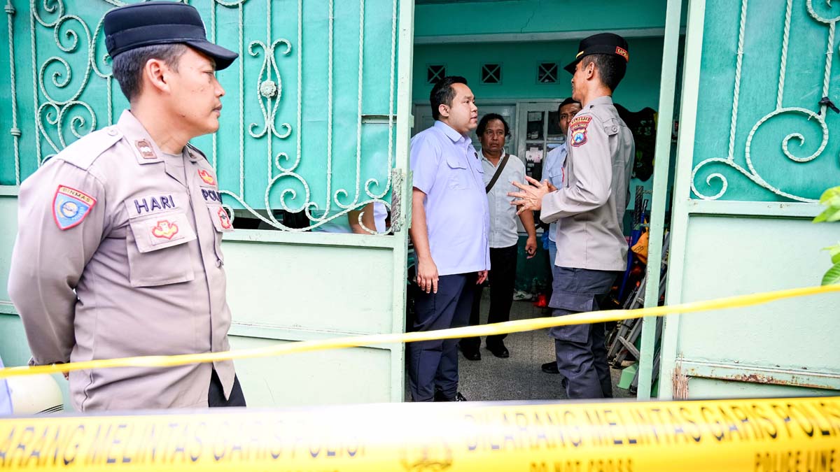 Polisi melakukan olah TKP di rumah Gandhi Dibya Frandana, Jalan Serayu, Kelurahan Panderejo, Kecamatan Banyuwangi.