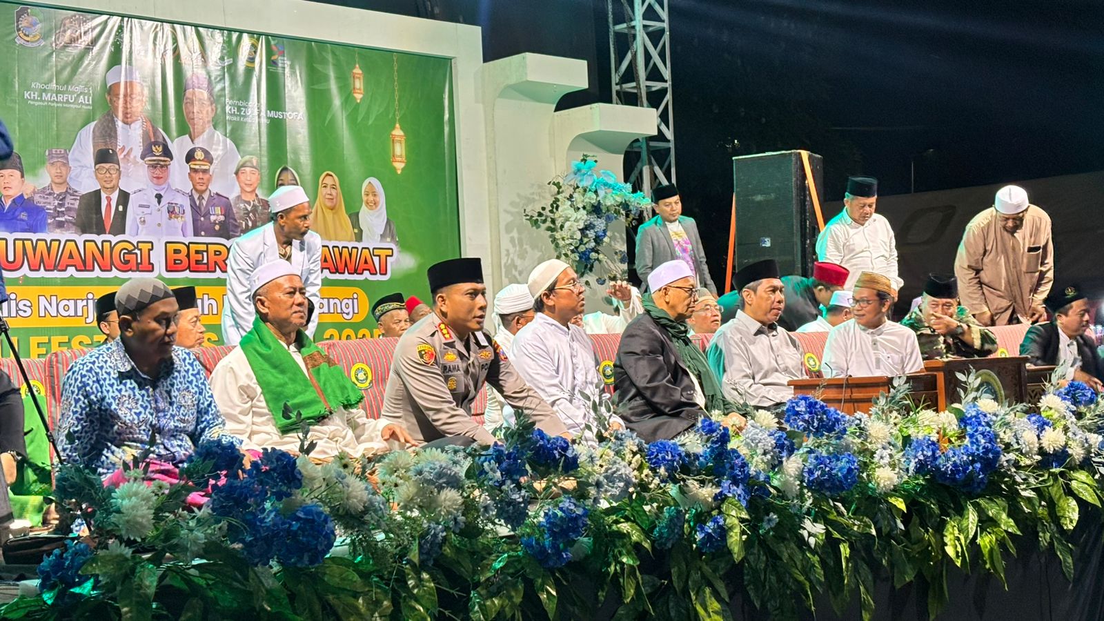 Ribuan jamaah hadiri pengajian dan sholawatan akbar di Pantai Boom Marina Banyuwangi.