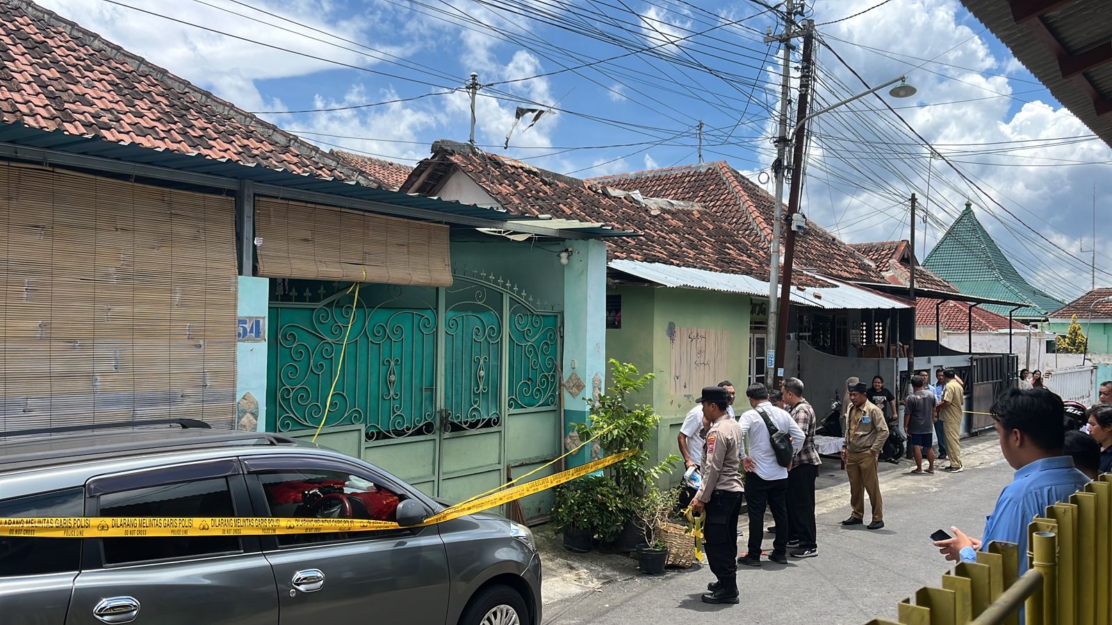 Seorang istri tewas dibunuh suaminya di rumah sendiri.