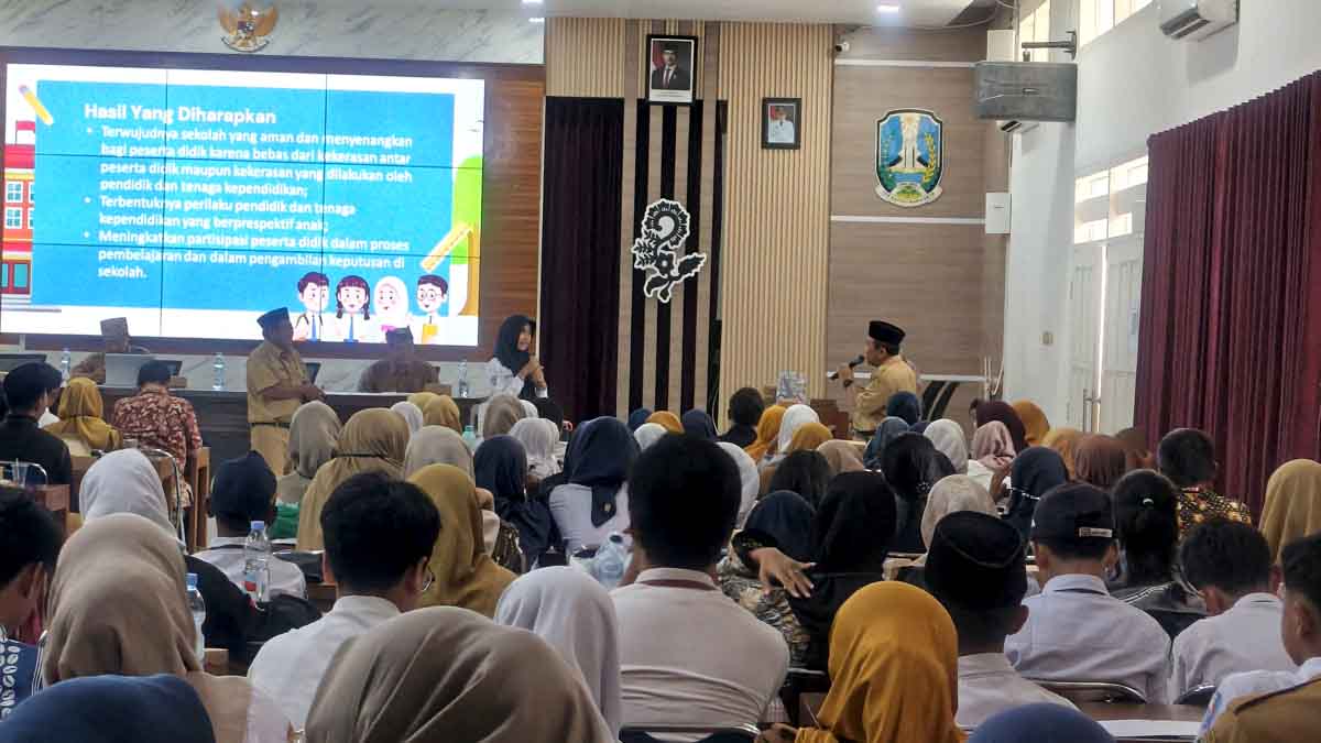 Siswa dan guru diberi kesempatan menyampaikan harapan tentang sekolah ramah anak pada forum sosialisasi dan advokasi kebijakan bidang pendidikan di aula Kantor Dispendik Banyuwangi, Senin (20/10).