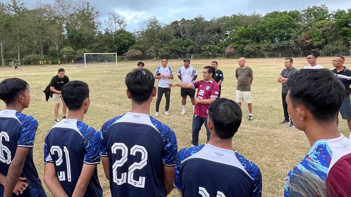 SEMPAT REPOT: Manajemen Persewangi Banyuwangi saat menyaksikan latihan tim di GOR Tawangalun Sabtu (18/10).