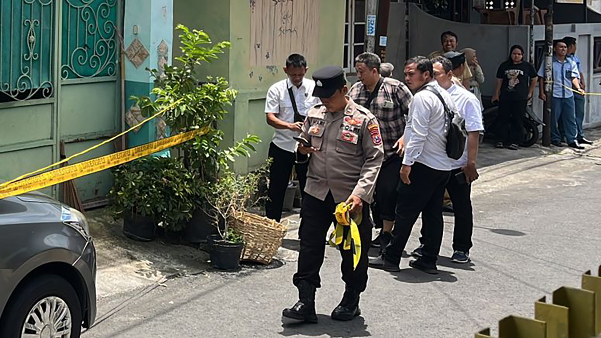Polisi memeriksa TKP pembunuhan suami terhadap istrinya.