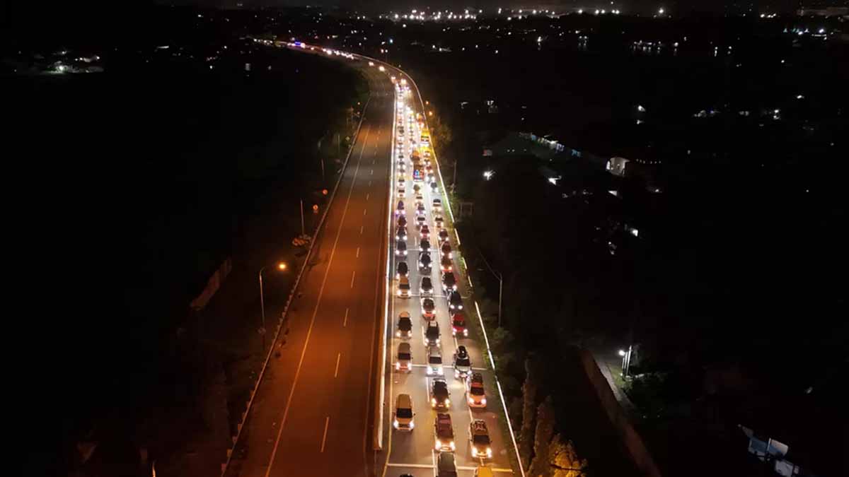 ILUSTRASI jalan tol Merak, Cilegon, Banten, di malam hari. 9 tol baru akan beroperasi pada 2026. 19 tol lain dalam proses lelang.