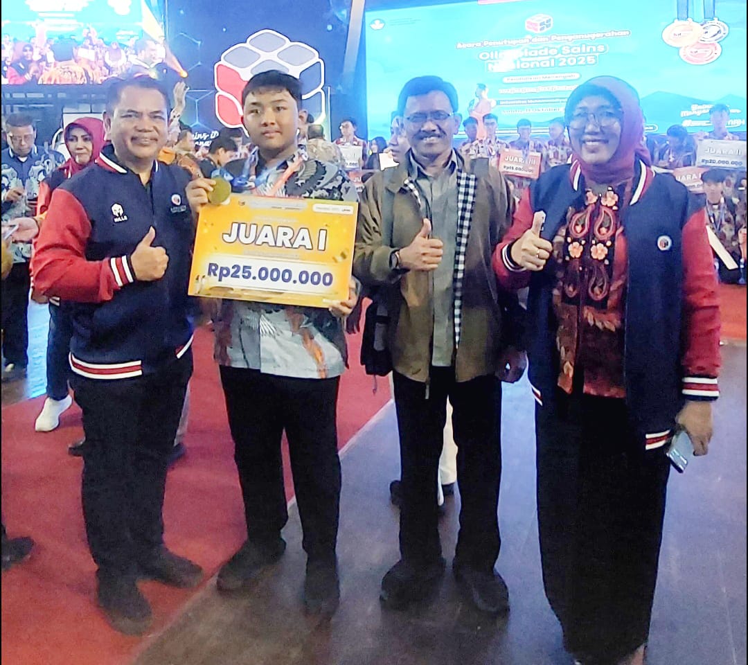 Kepala SMAN 1 Glagah Abdullah (kiri), Kabid PP SMA Dinas Pendidikan Provinsi Jawa Timur, Kepala Cabang Dinas Pendidikan Jatim Banyuwangi Slamet Riyadi saat mendampingi siswa SMAN 1 Glagah.