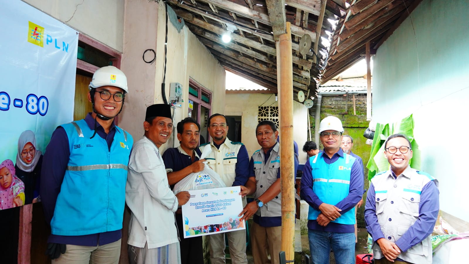 PLN nyalakan listrik gratis bagi keluarga prasejahtera melalui program Light Up The Dream.