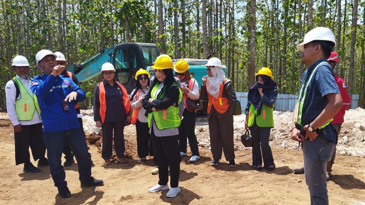 DINILAI LAYAK: Para anggota Komisi IV DPRD Banyuwangi melakukan tinjau lapang ke lokasi pembangunan TPS 3R di Desa Karetan, Kecamatan Purwoharjo.