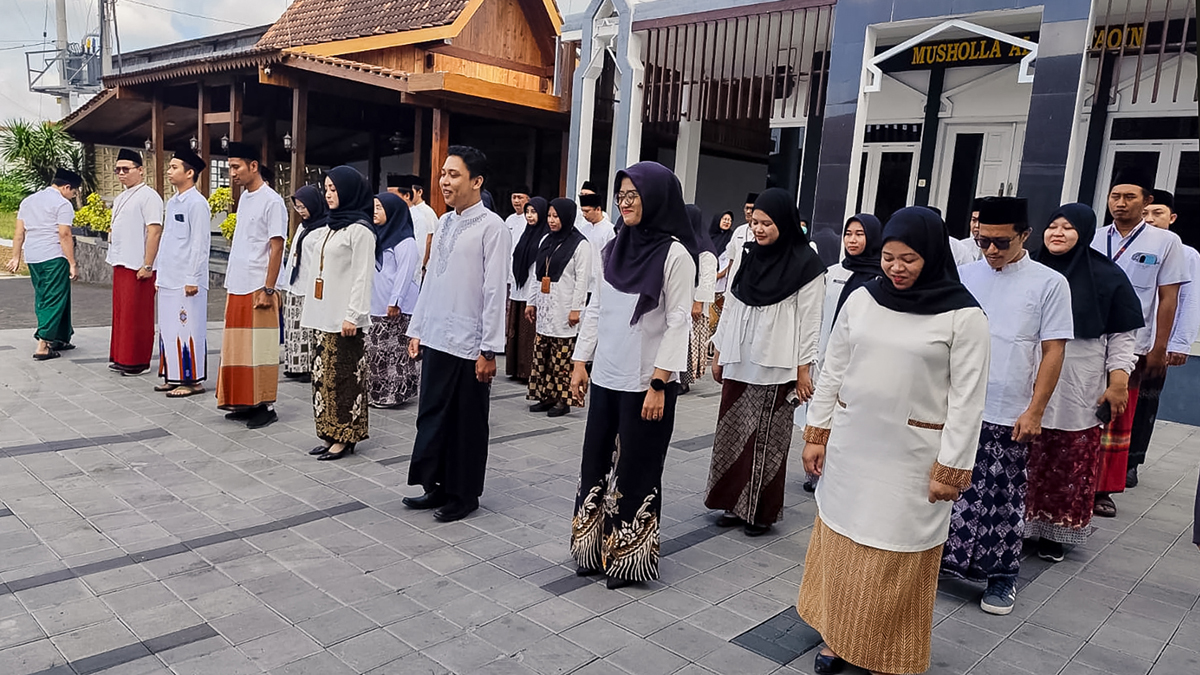 MOMEN HARI SANTRI: ASN yang berdinas di kantor Dinas Kominfo Banyuwangi mengenakan pakaian ala santri mulai, Selasa (21/10).