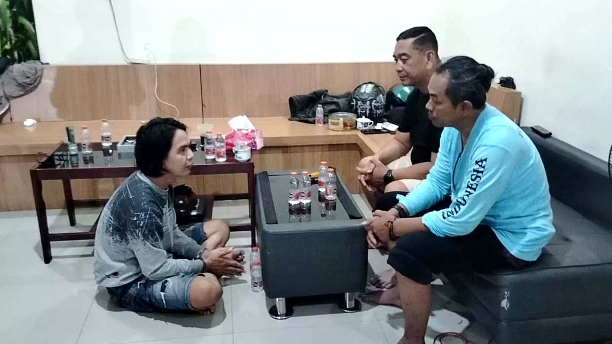MENYERAHKAN DIRI: Andi Julianto alias Encek saat diinterogasi Kapolsek Banjarmasin Selatan, Kompol Christugus Lirens, Selasa (21/10/20225) dini hari.