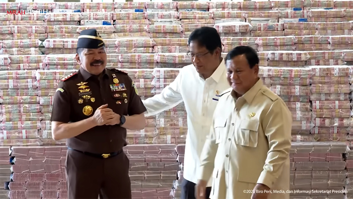 Presiden Prabowo, Menkeu Purbaya dan Kejagung dengan latar belakang tumpukan uang Rp 13 triliun hasil sitaan korupsi CPO.