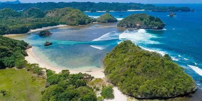 Pantai Teluk Asmara
