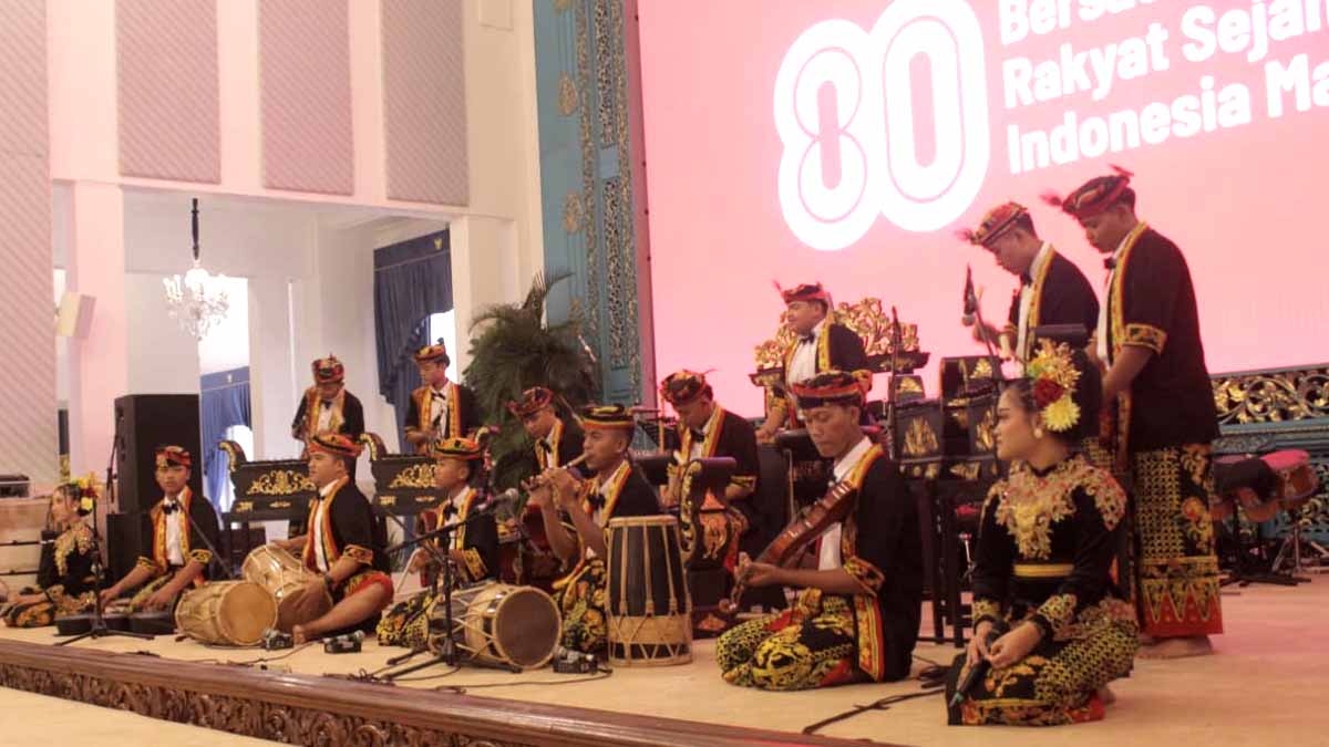 MEMBANGGAKAN: Grup Damar Art asal Banyuwangi saat tampil di Istana Negara usai upacara Peringatan HUT ke-80 Kemerdekaan RI pada 17 Agustus lalu.