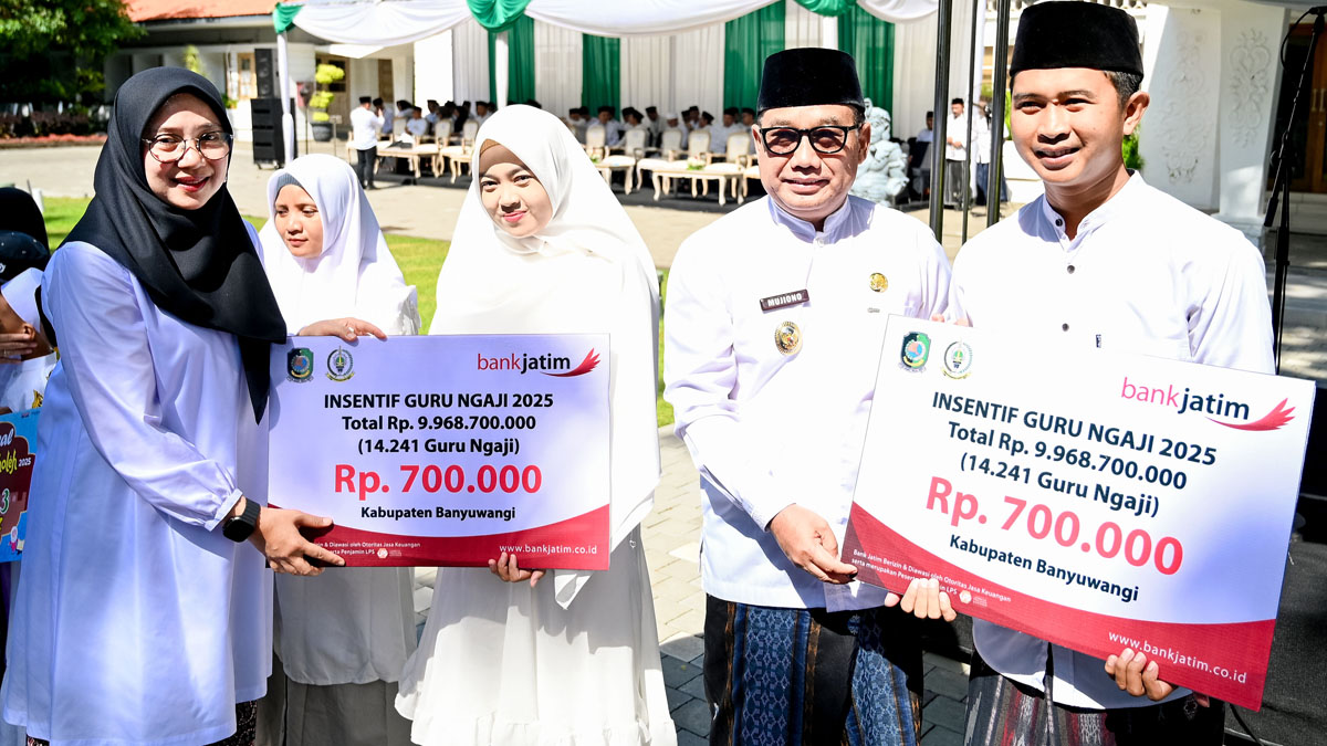 Bupati Ipuk Fiestiandani menyerahkan insentif secara simbolis kepada perwakilan guru ngaji se-Banyuwangi di Pemkab Banyuwangi, Rabu (22/10).