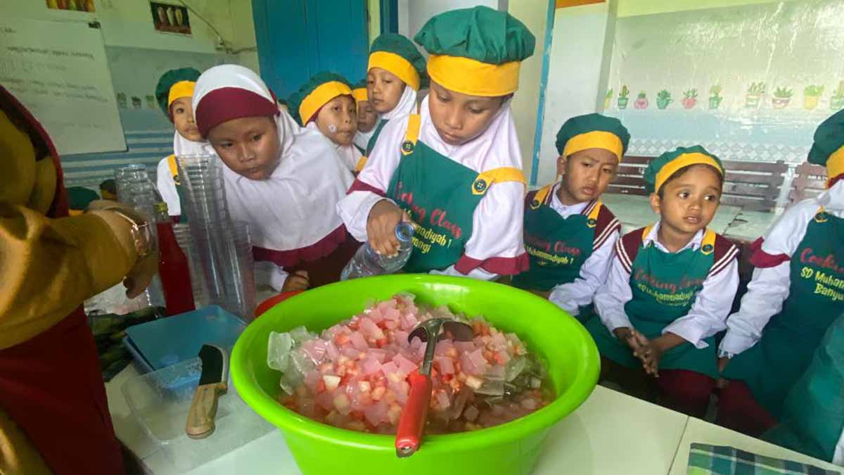 BELAJAR MEMASAK: Para siswa SD Muhamadiyah 1 Banyuwangi sedang melakukan kegiatan cooking class.