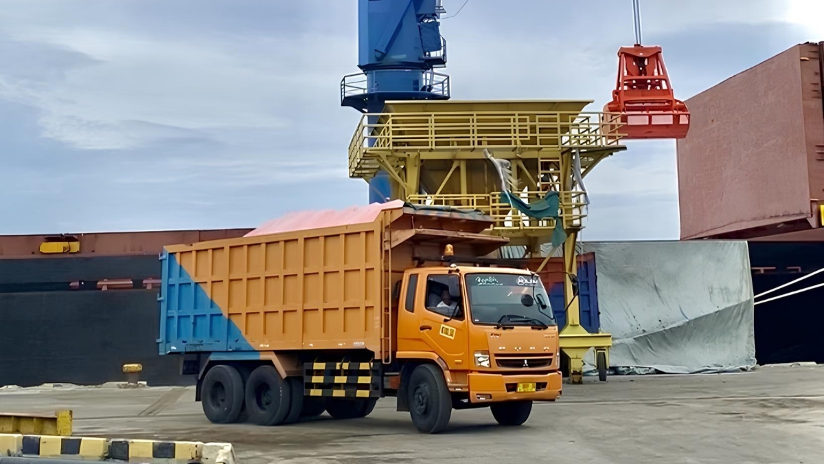 Aktivitas bongkar muat pupuk di Pelabuhan Tanjung Wangi meningkat signifikan Oktober 2025.