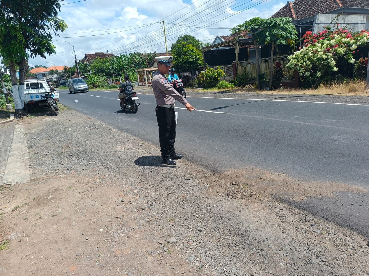 Anggota Satlantas Polresta Banyuwangi olah TKP di jalan raya Dusun Krajan, Desa Sumbersari, Kecamatan Srono.